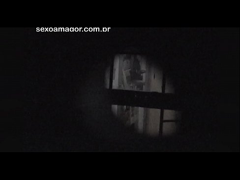 ❤️ ブロンドが空洞のレンガの後ろに隠れた近所の盗撮犯に密かにビデオ撮影される ❤️ スーパーセックス ❌️❤